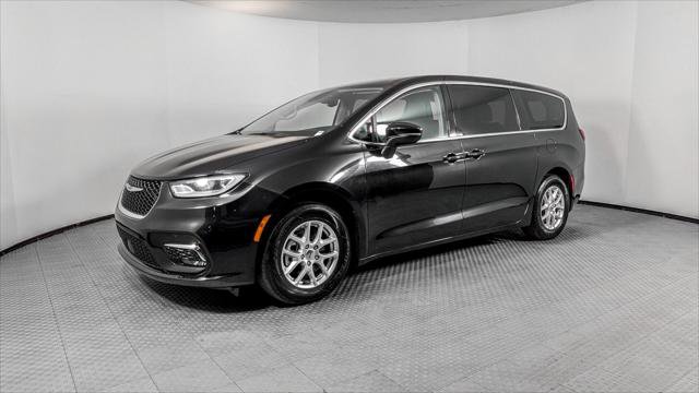 Used 2023 Chrysler Pacifica Touring-L FWD image 2