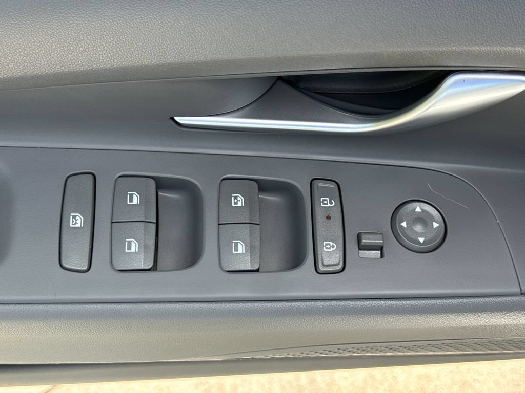 Used 2025 Hyundai Elantra SEL FWD image 14