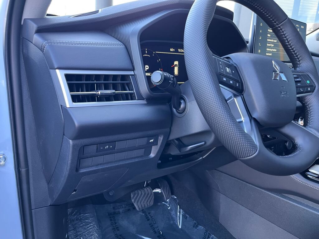 New 2025 Mitsubishi Outlander SE image 12
