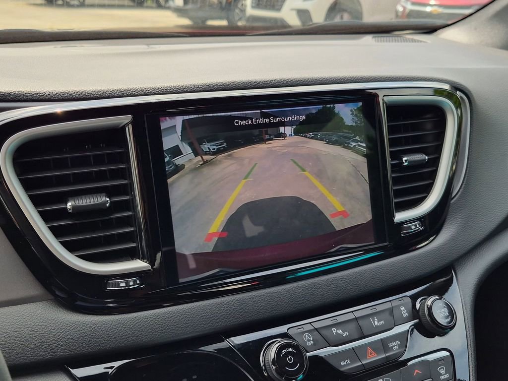 Used 2025 Chrysler Pacifica Select FWD image 19