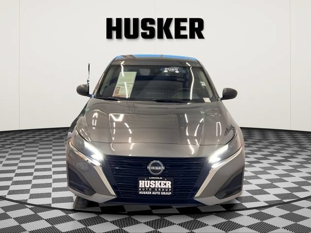 Used 2025 Nissan Altima 2.5 SV FWD image 3