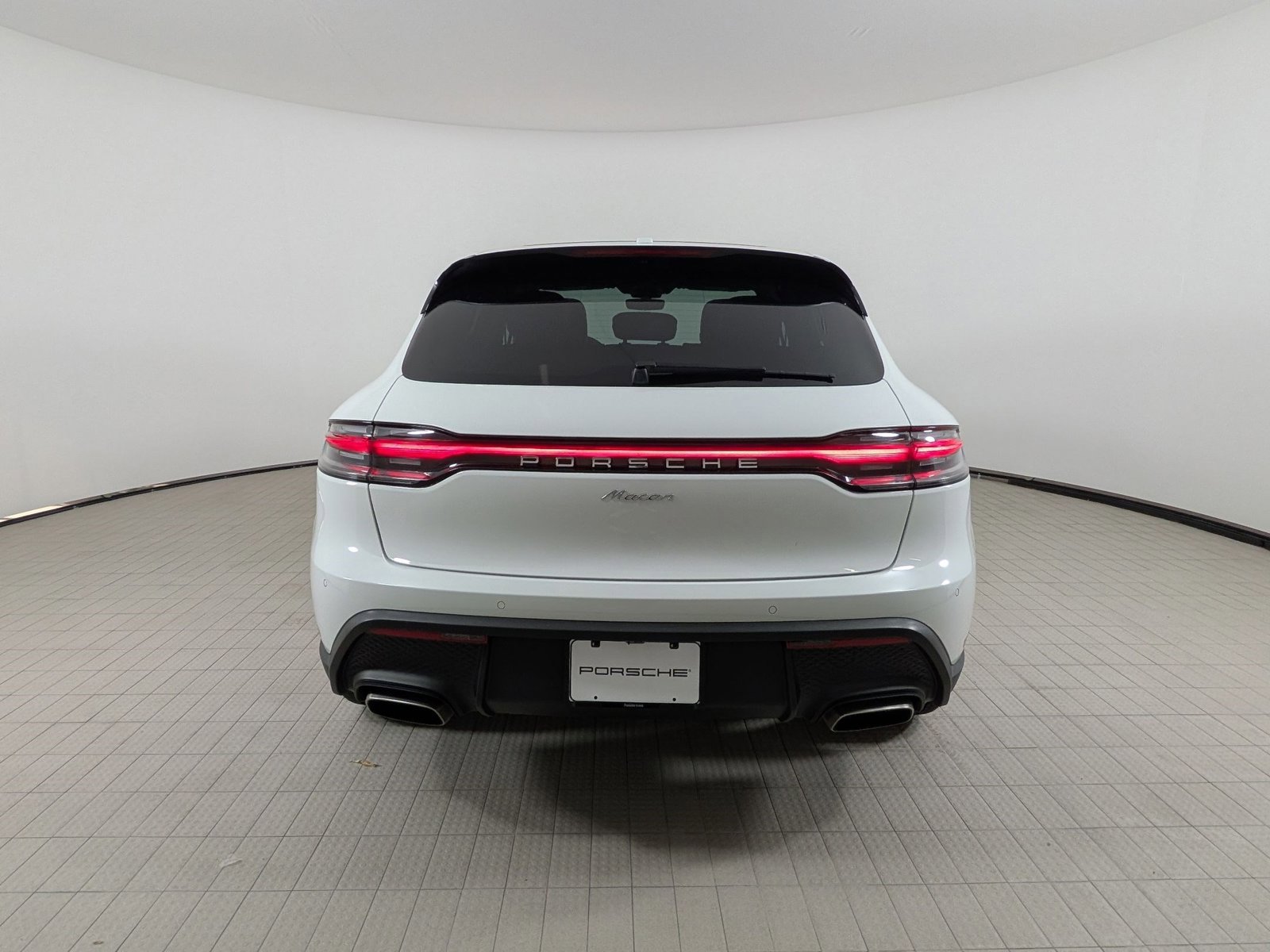 Certified 2025 Porsche Macan AWD/4WD image 8