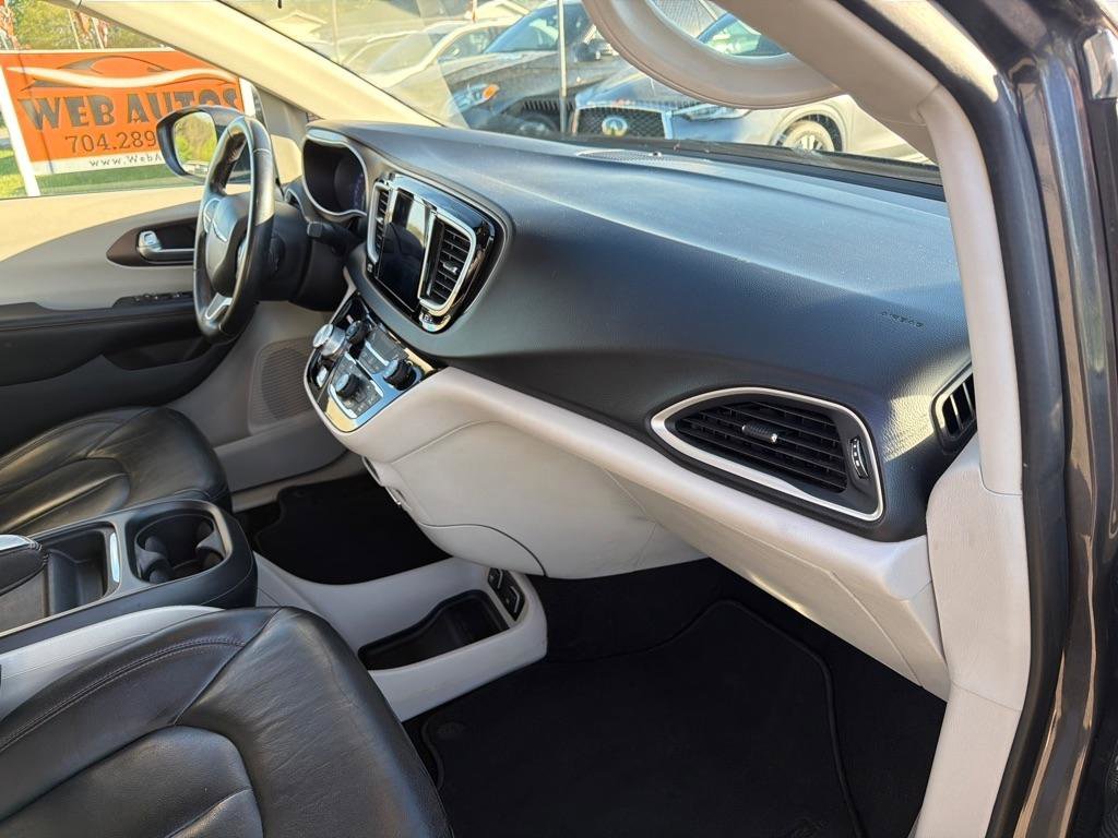 Used 2017 Chrysler Pacifica Touring-L image 16