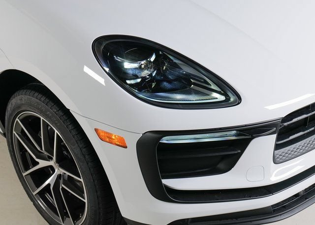 Certified 2026 Porsche Macan AWD/4WD image 32