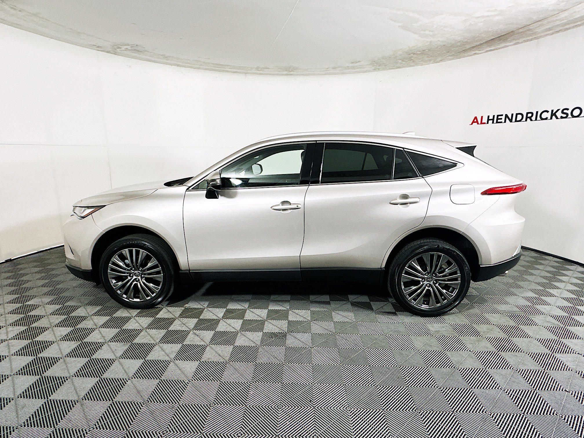 Used 2023 Toyota Venza LE image 6