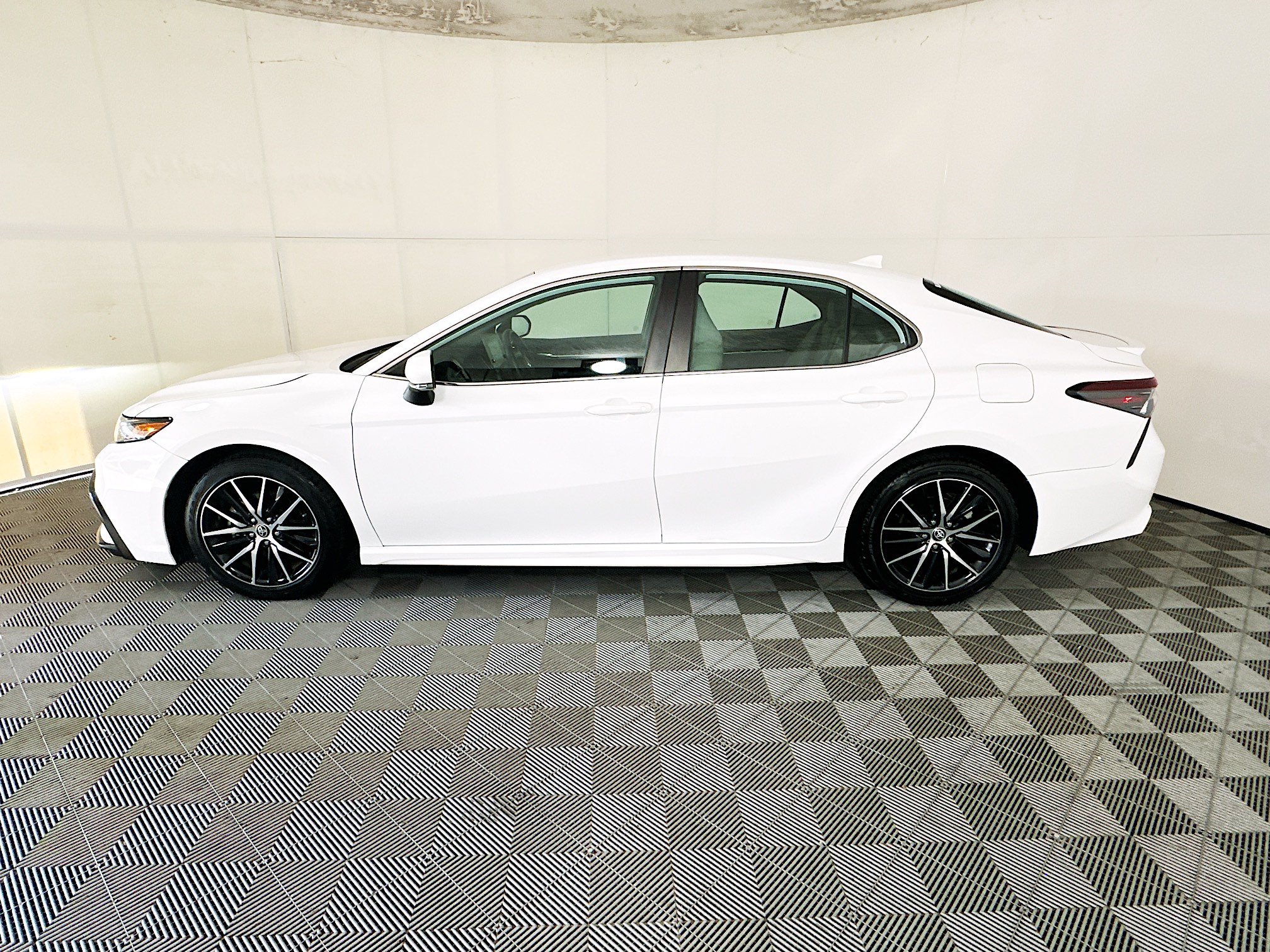 Used 2023 Toyota Camry SE FWD image 6
