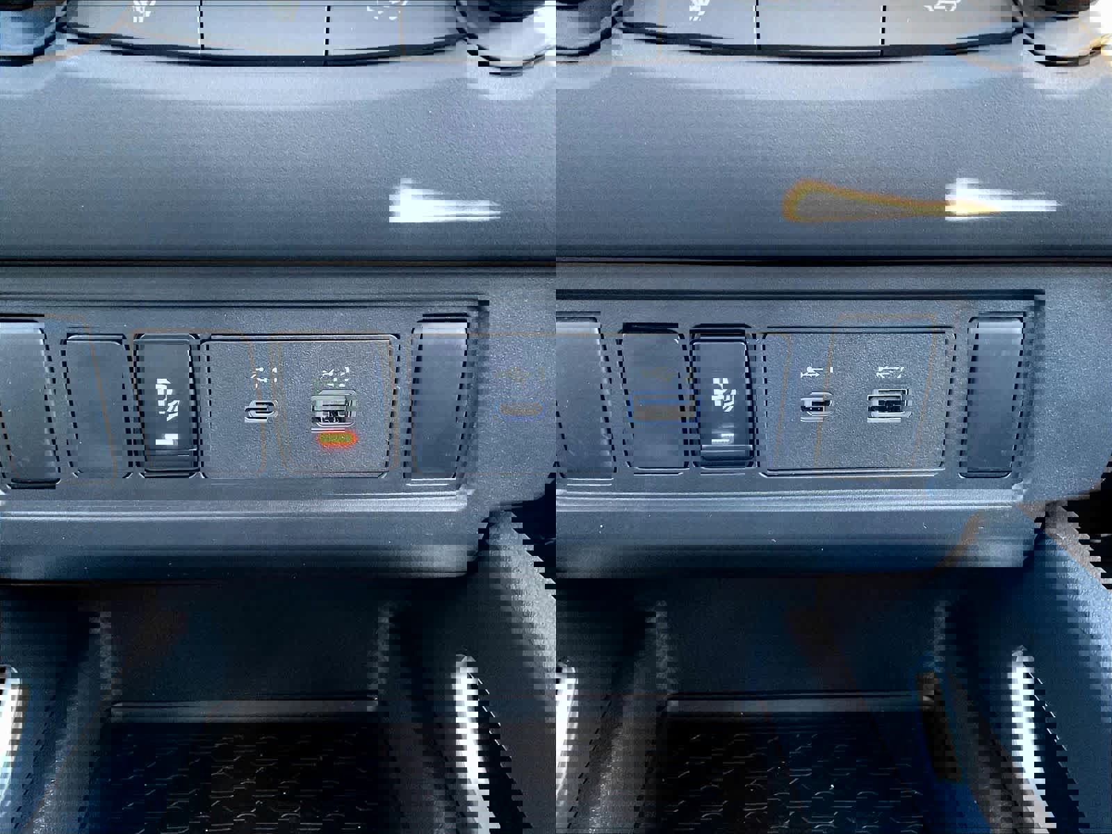 Used 2025 Nissan Frontier SV image 26