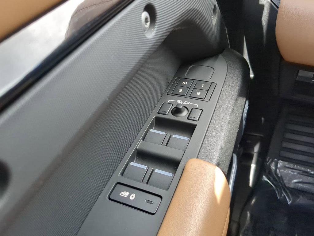 Used 2025 Land Rover Defender 130 V8 image 26
