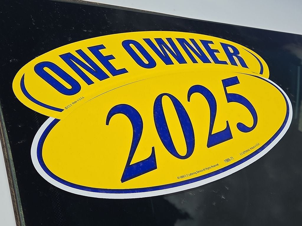 Used 2025 Chrysler Pacifica Limited FWD image 11