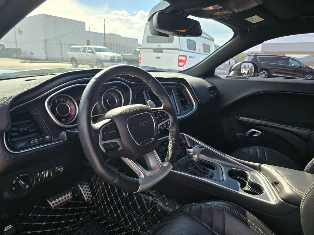 Used 2016 Dodge Challenger SRT w/ Technology Group image 9