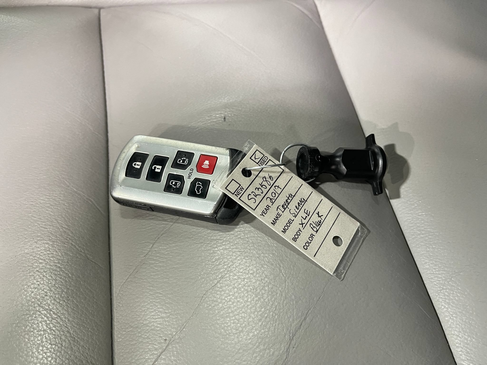 Used 2017 Toyota Sienna XLE w/ XLE Navigation Package FWD image 38
