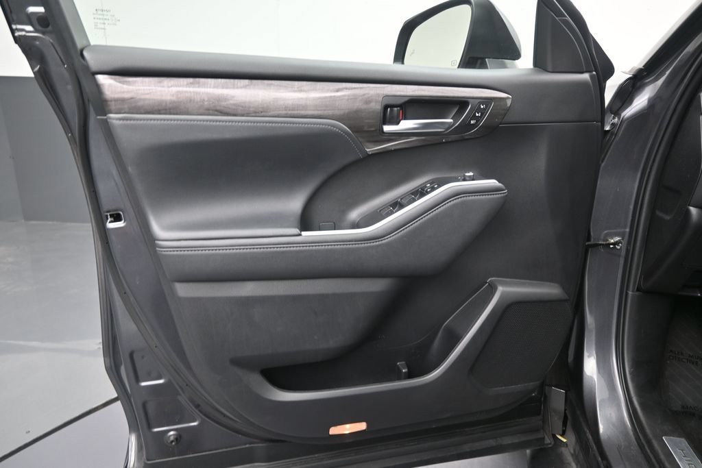 Used 2023 Toyota Highlander Limited FWD image 11