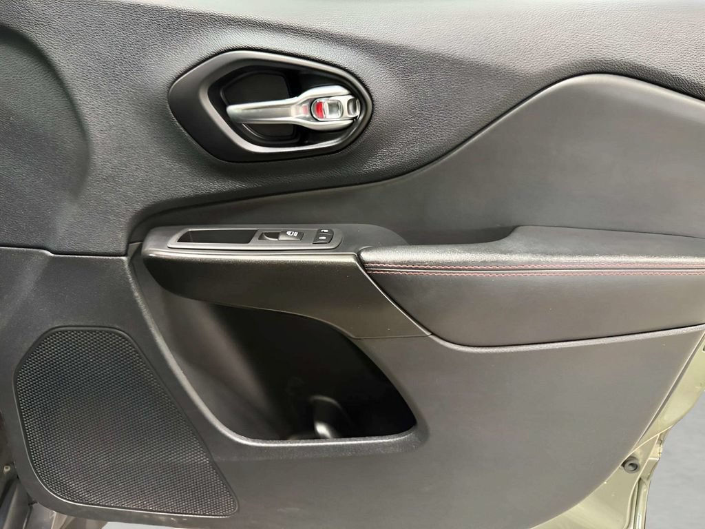Used 2021 Jeep Cherokee Trailhawk AWD/4WD image 9