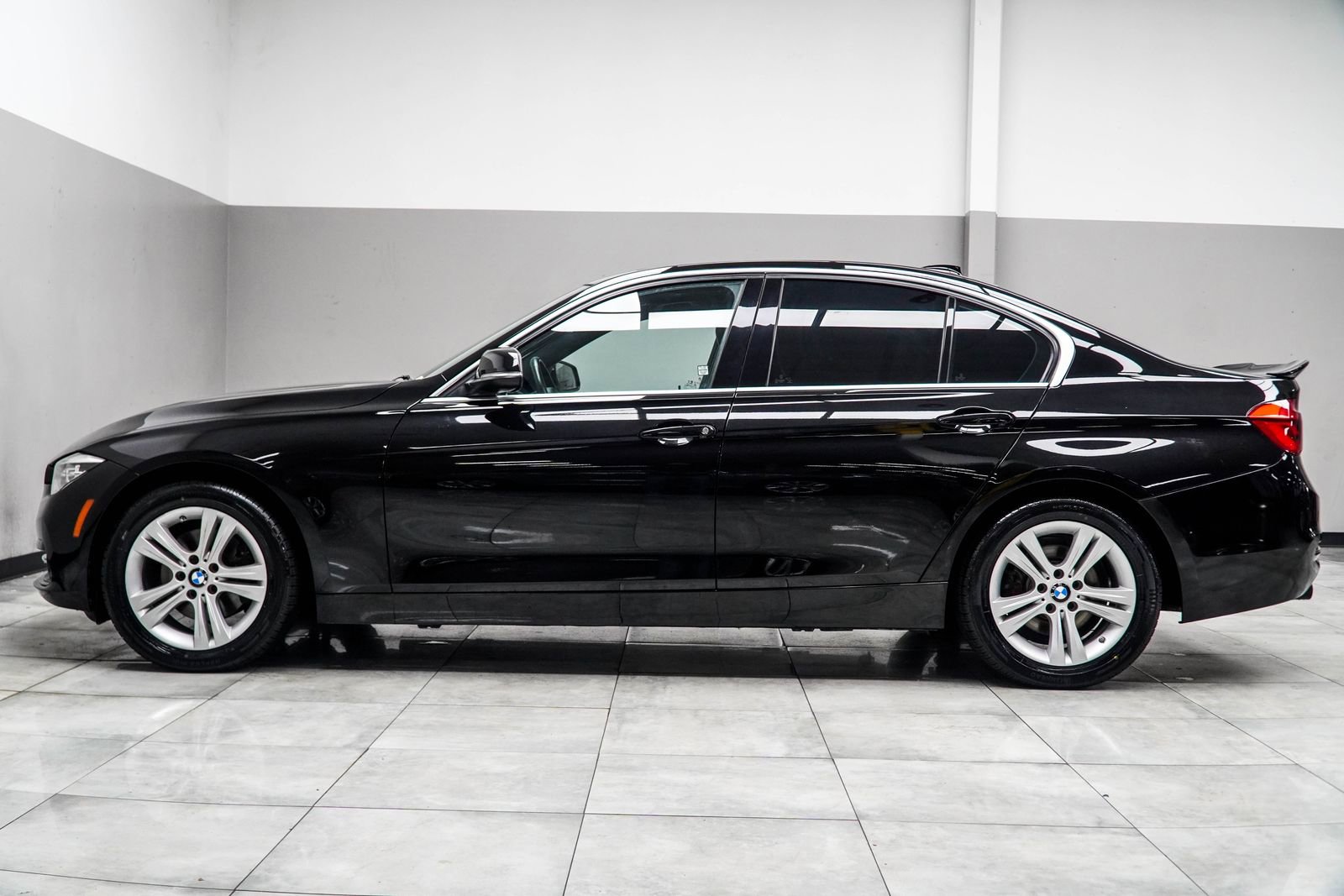Used 2018 BMW 330i xDrive Sedan w/ Convenience Package AWD/4WD image 8