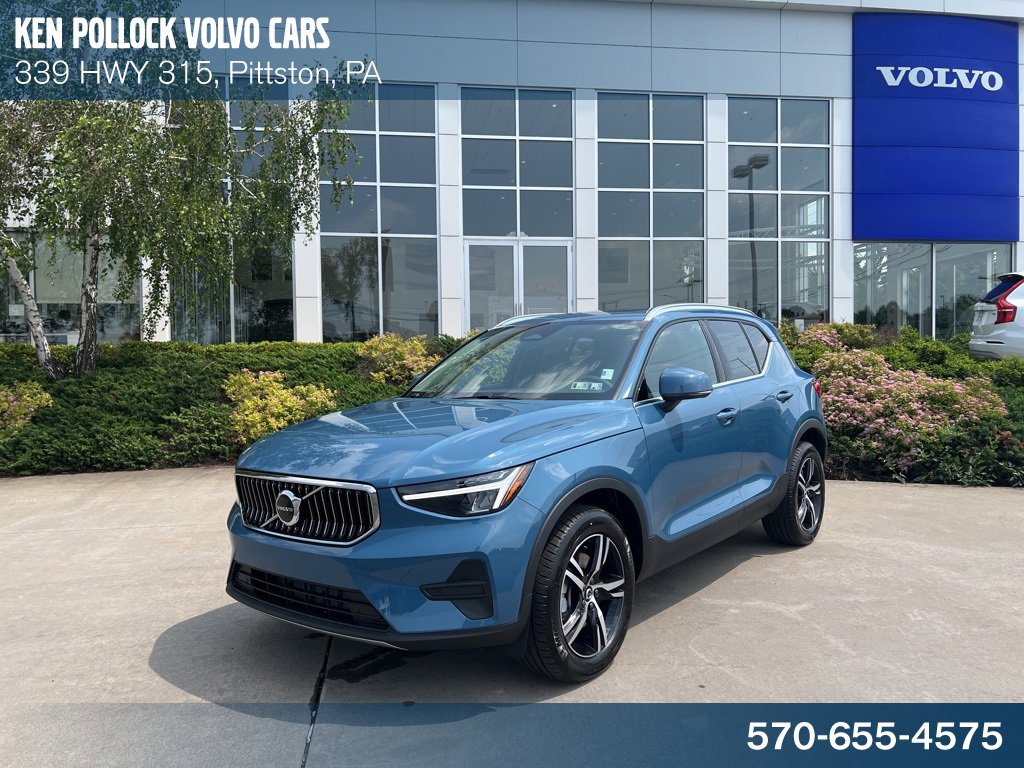 New 2025 Volvo XC40 B5 Core w/ Climate Package
