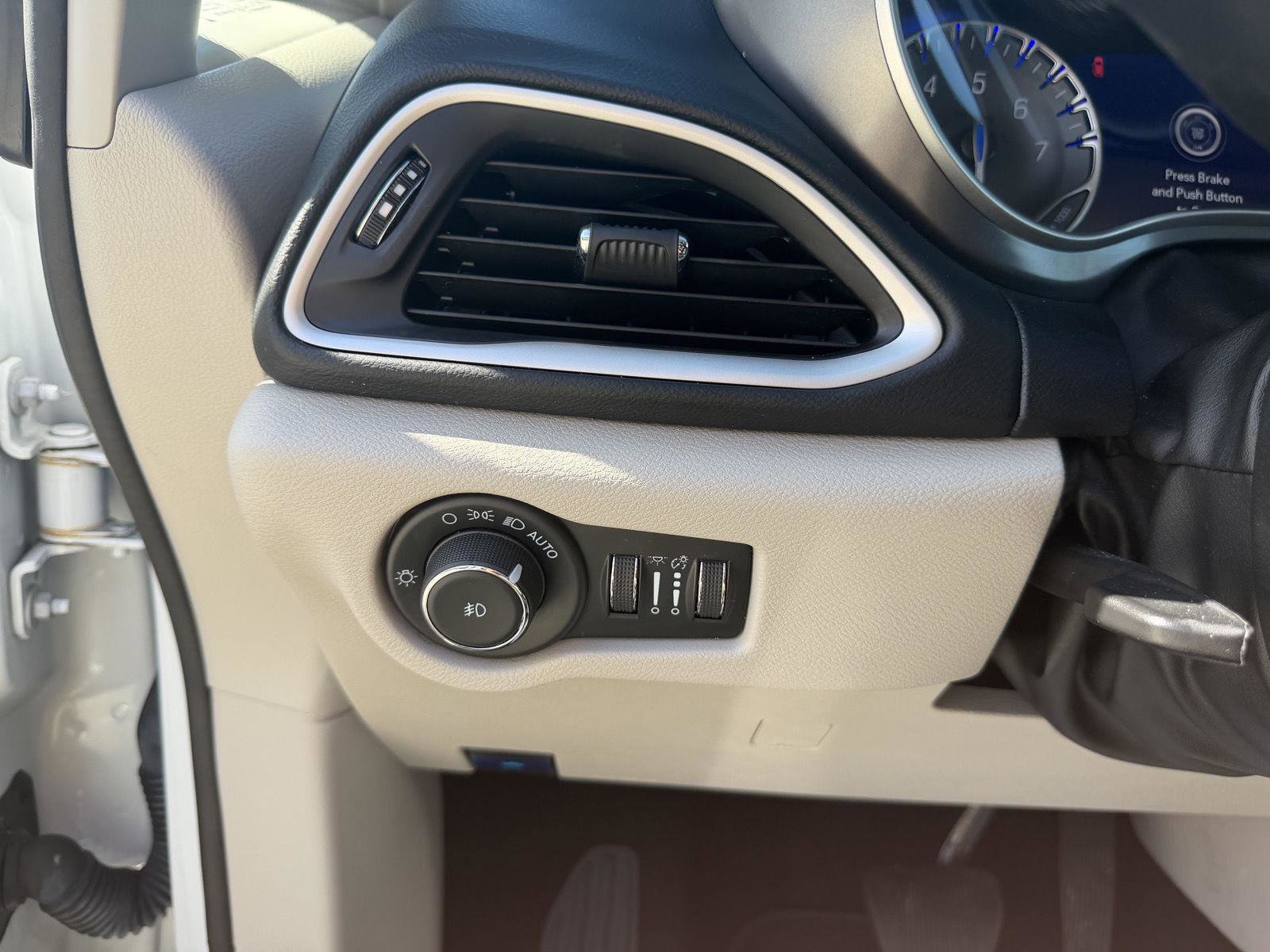 Used 2023 Chrysler Pacifica Touring-L FWD image 20