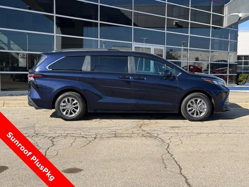 Used 2025 Toyota Sienna LE w/ LE Plus Package image 2