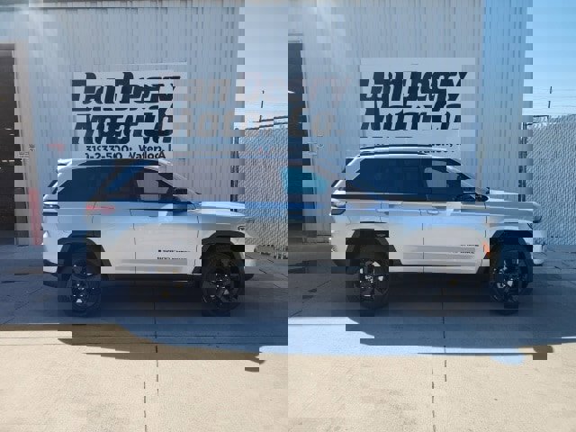 New 2025 Jeep Grand Cherokee Altitude image 13