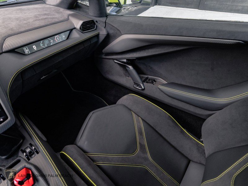 Used 2025 Lamborghini Revuelto AWD/4WD image 7