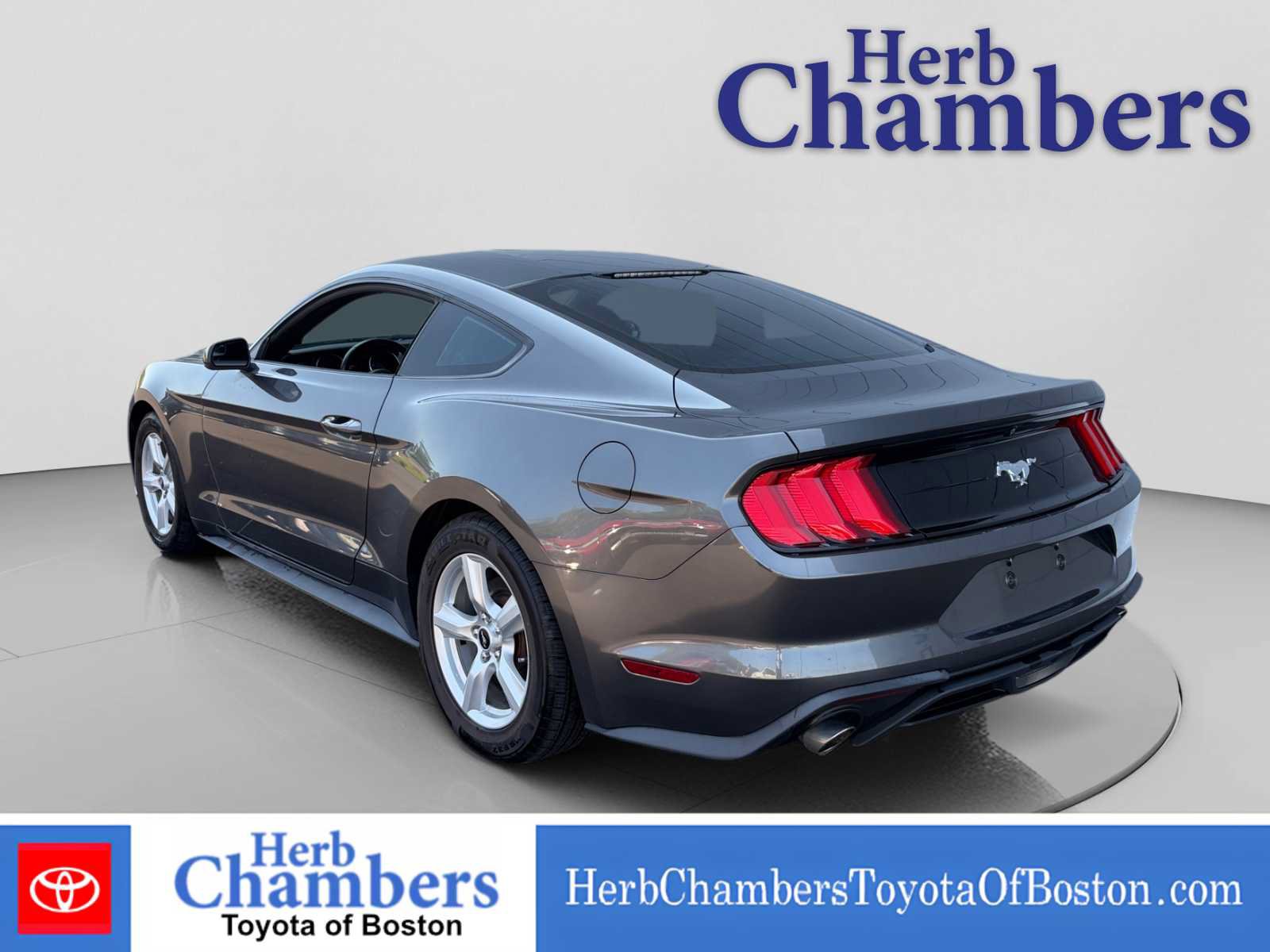 Used 2018 Ford Mustang Coupe RWD image 3