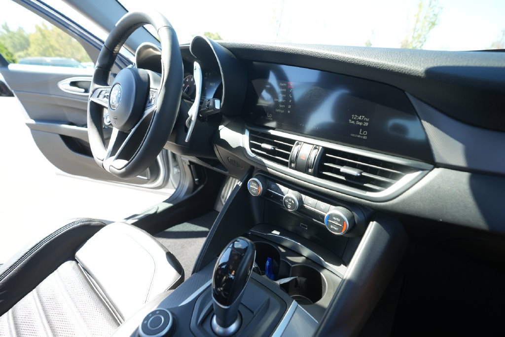 Used 2017 Alfa Romeo Giulia Ti w/ TI 19" Sport Package RWD image 38