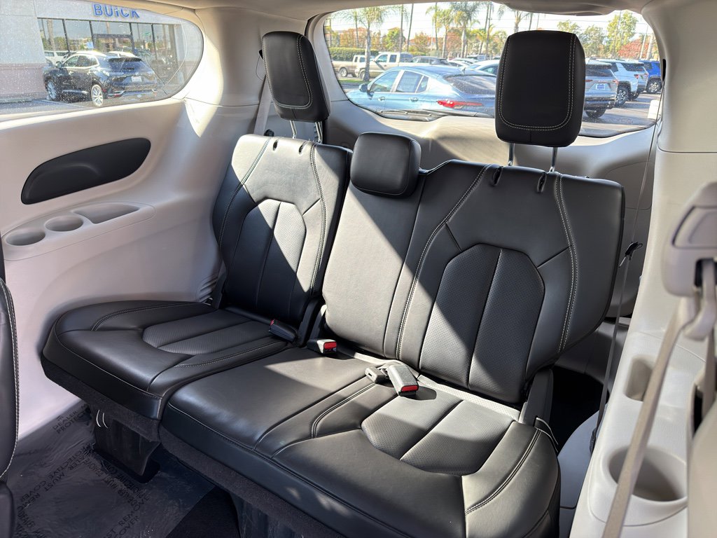 Used 2023 Chrysler Pacifica Touring-L image 8