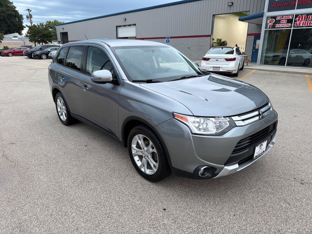 Used 2015 Mitsubishi Outlander SE FWD image 2