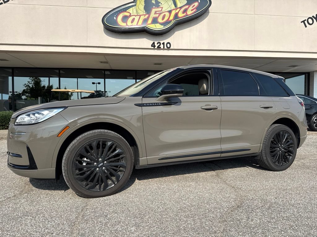 Certified 2025 Lincoln Corsair Reserve w/ Jet Appearance Package AWD/4WD image 4