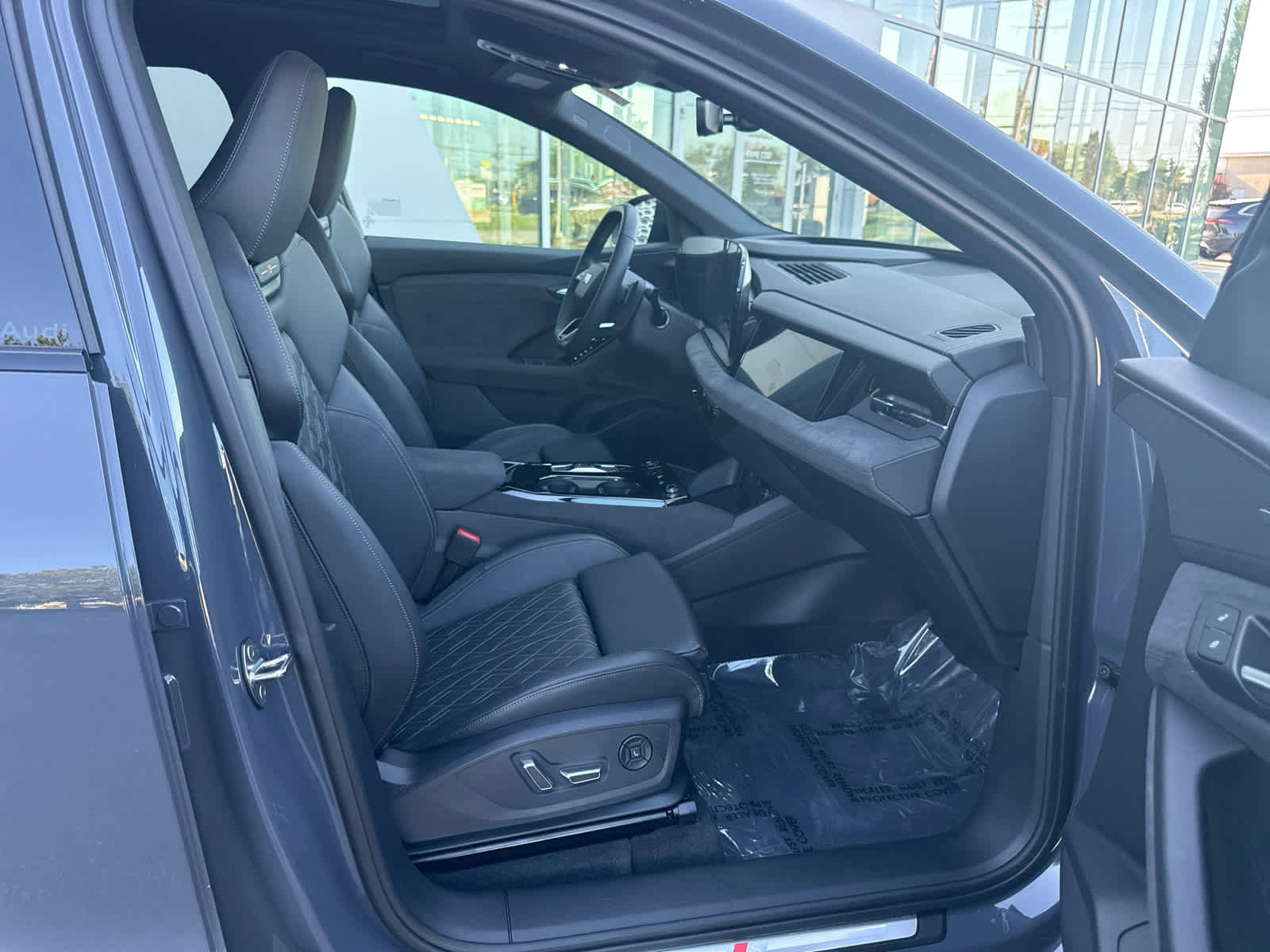 Used 2025 Audi SQ6 e-tron Prestige w/ Black Edition One image 30