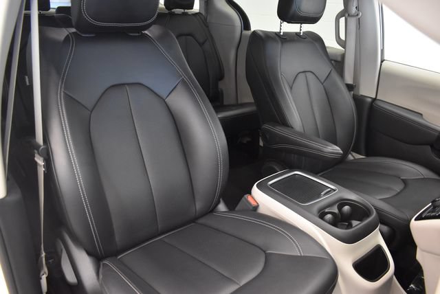 Used 2024 Chrysler Pacifica Touring-L FWD image 6