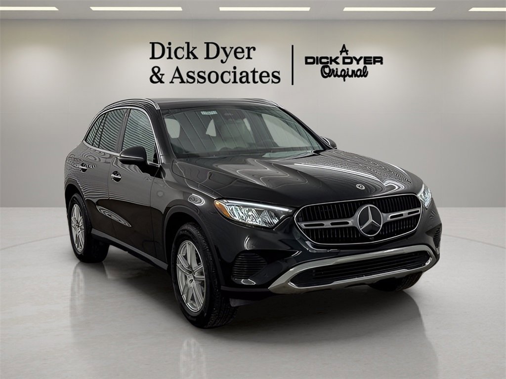 Used 2025 Mercedes-Benz GLC 300 image 1