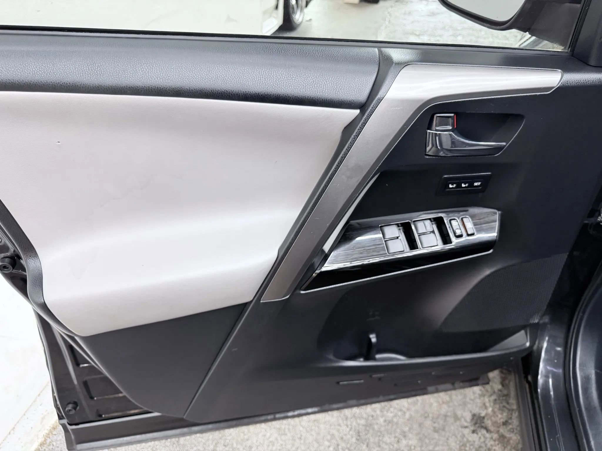 Used 2017 Toyota RAV4 Limited AWD/4WD image 9