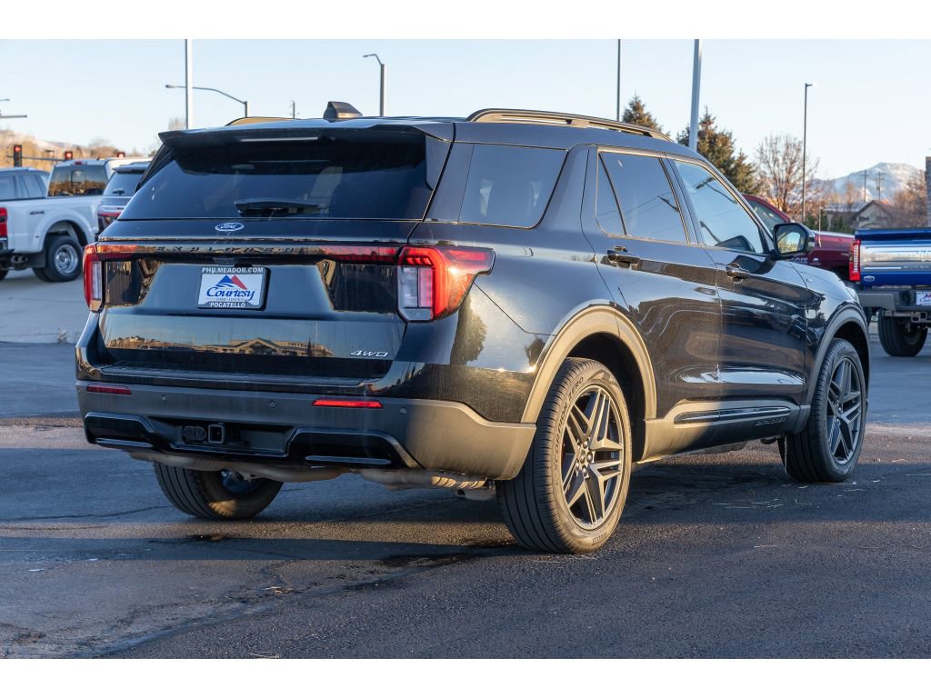 Used 2025 Ford Explorer ST-Line w/ ST-Line Street Pack image 3
