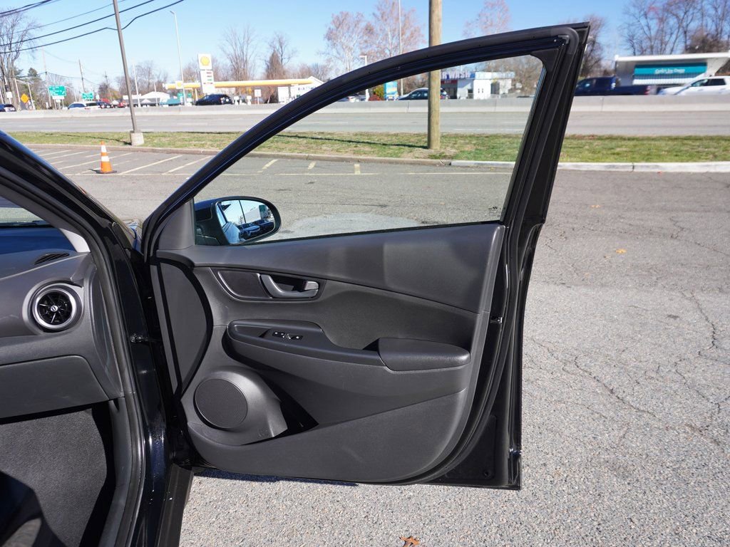 Used 2023 Hyundai Kona SE w/ Cargo Package image 21