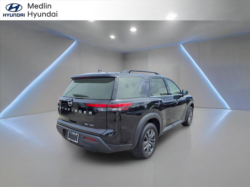 Used 2024 Nissan Pathfinder SV image 3