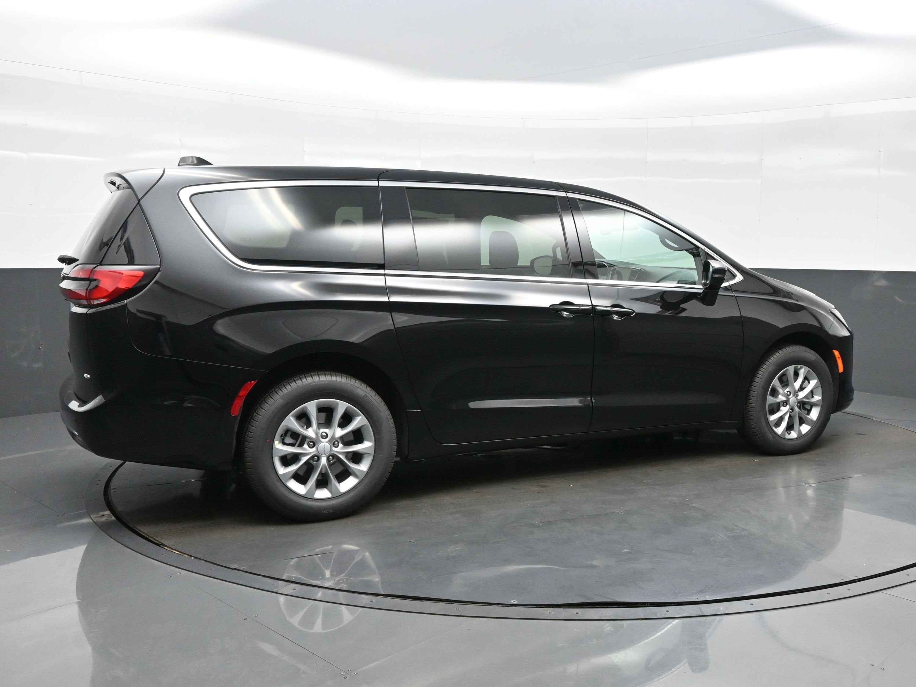 New 2027 Chrysler Pacifica Select AWD/4WD image 8