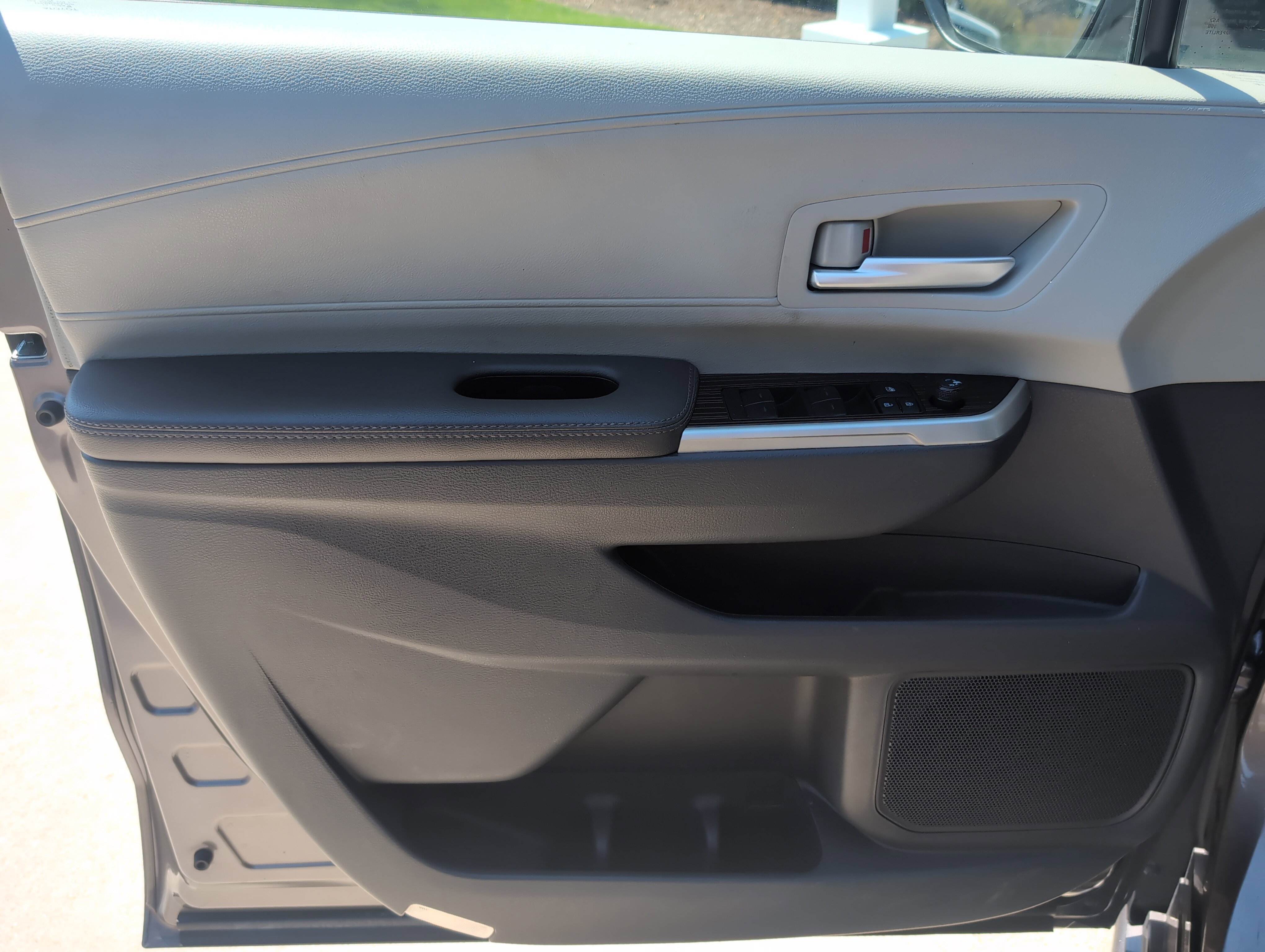 Certified 2024 Toyota Sienna XLE FWD image 14