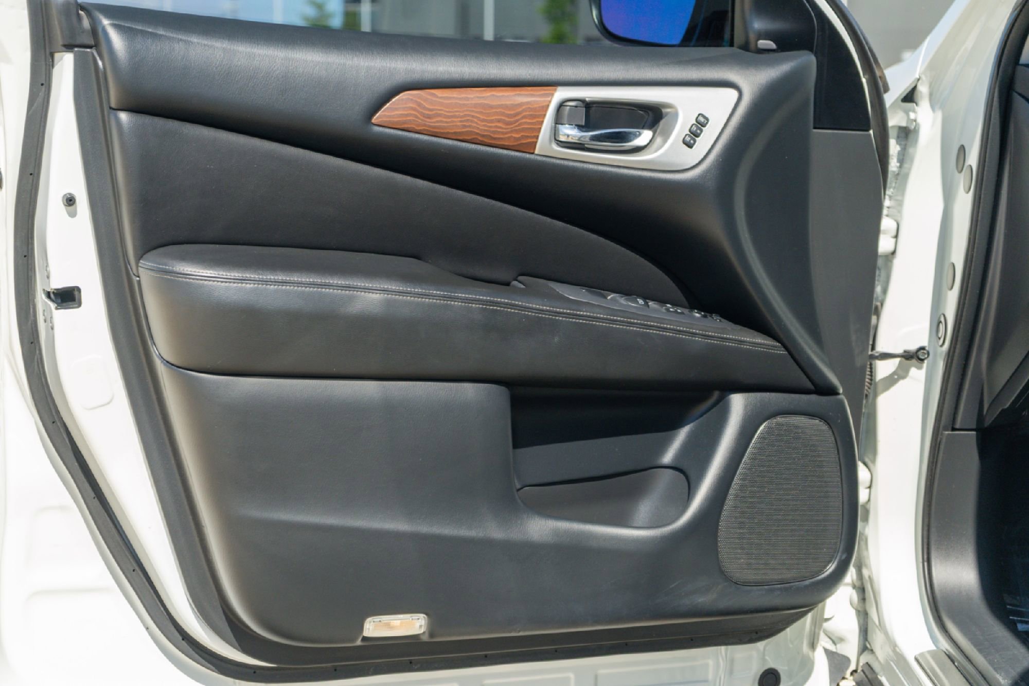 Used 2018 Nissan Pathfinder Platinum image 24