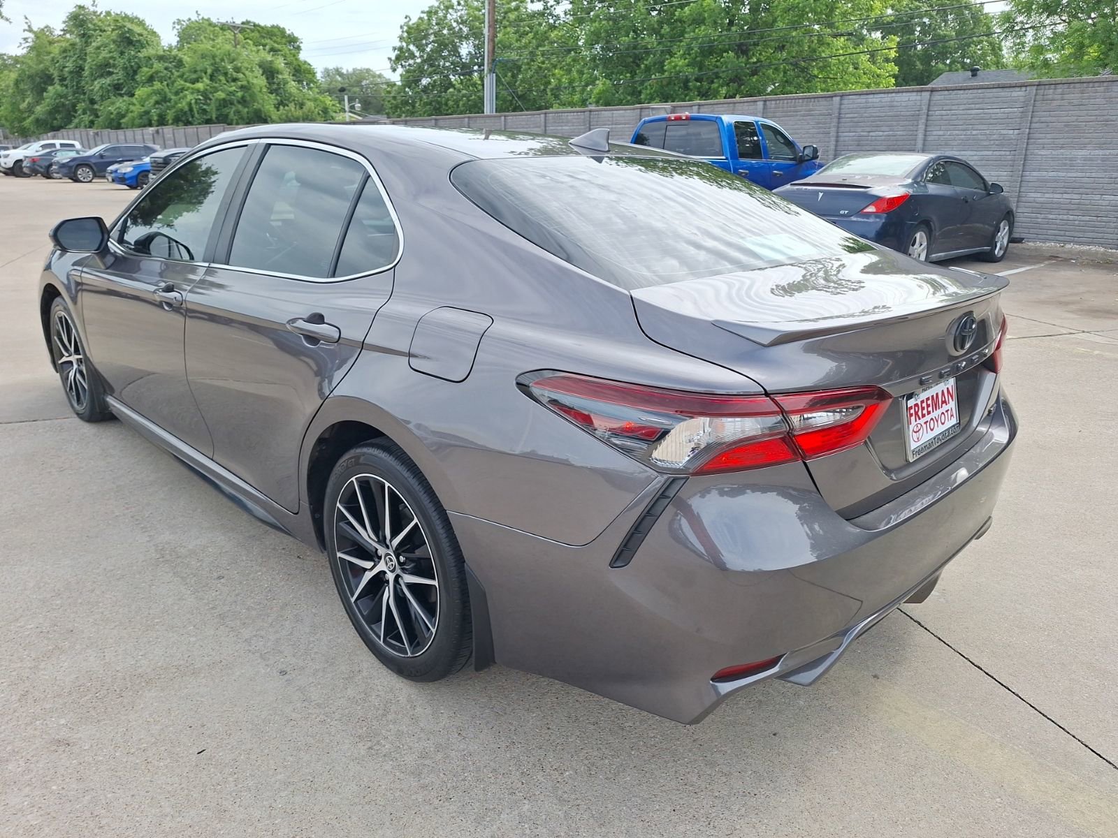 Used 2023 Toyota Camry SE w/ Convenience Package FWD image 4
