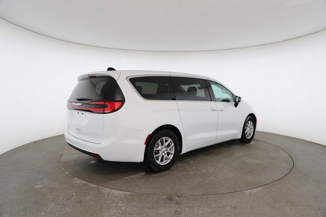 Used 2024 Chrysler Pacifica Touring-L image 18