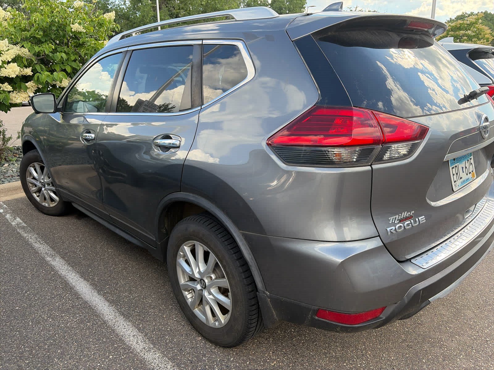 Used 2017 Nissan Rogue SV w/ SV Premium Package AWD/4WD image 3