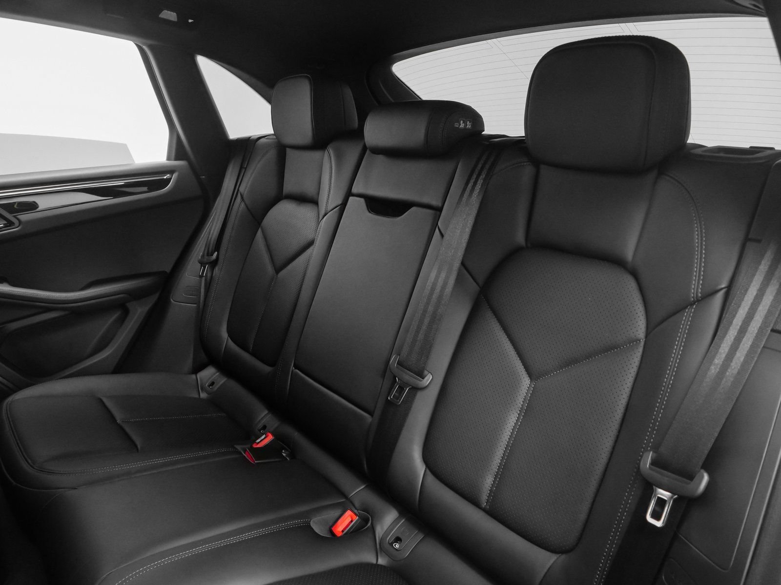 Certified 2025 Porsche Macan AWD/4WD image 32