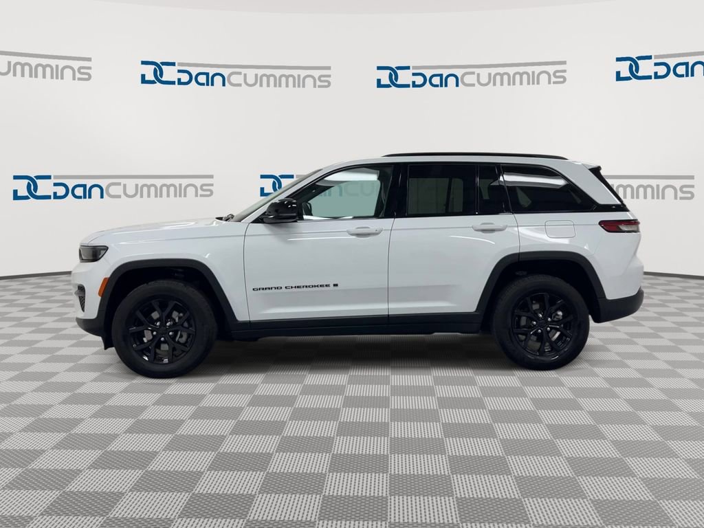 Used 2025 Jeep Grand Cherokee Altitude AWD/4WD image 5
