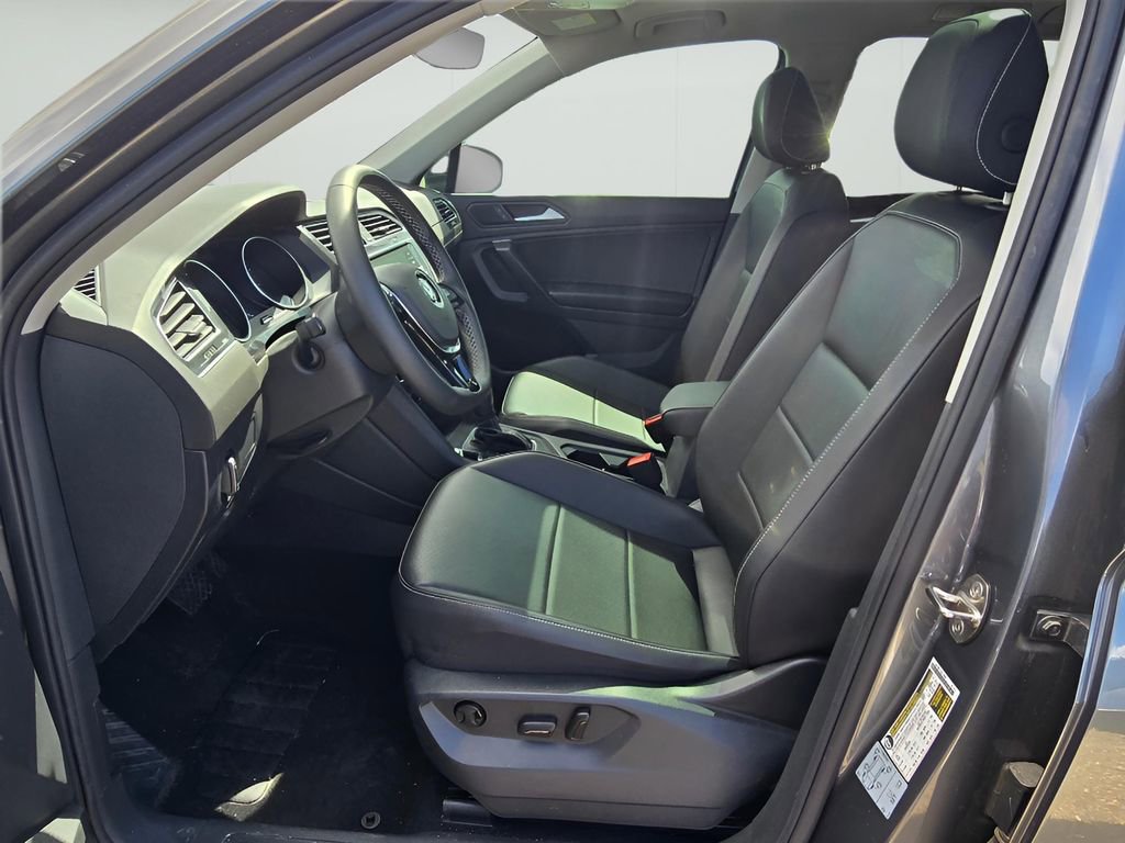 Used 2021 Volkswagen Tiguan SE w/ Panoramic Sunroof Package image 8