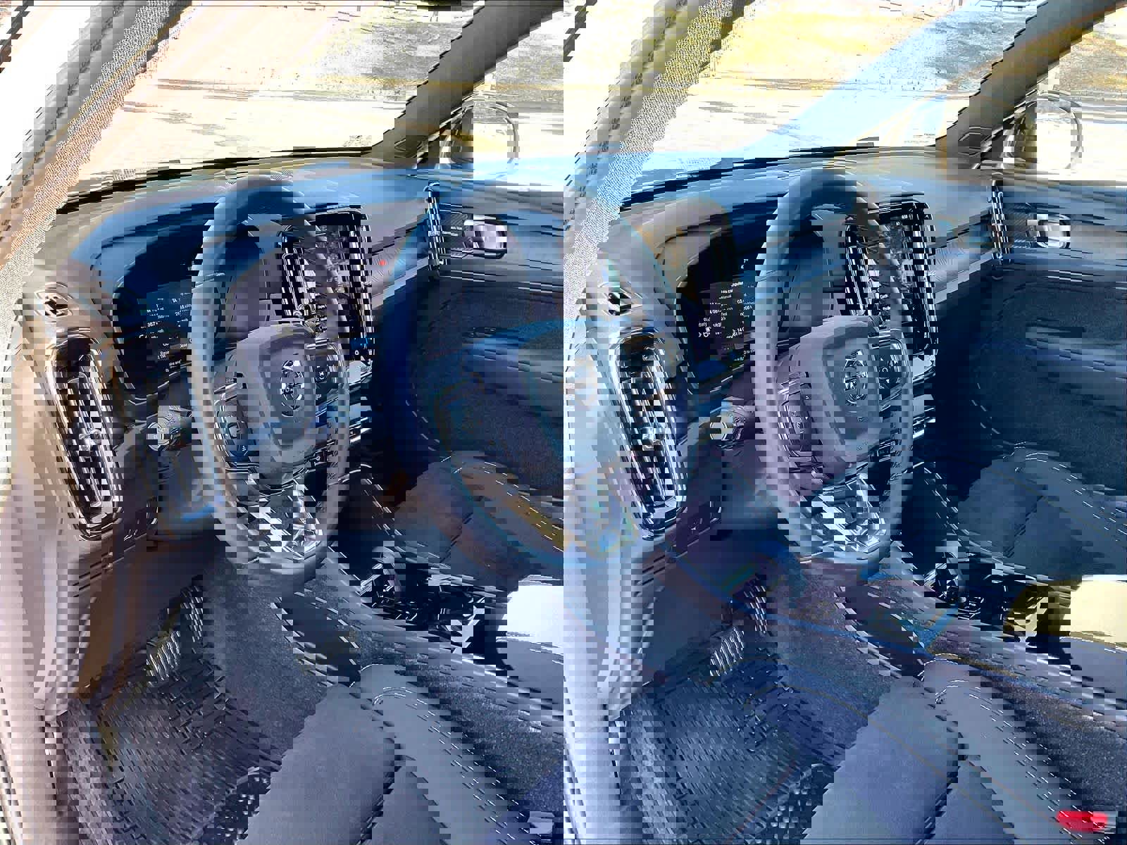 Used 2023 Volvo XC40 Recharge Ultimate image 17