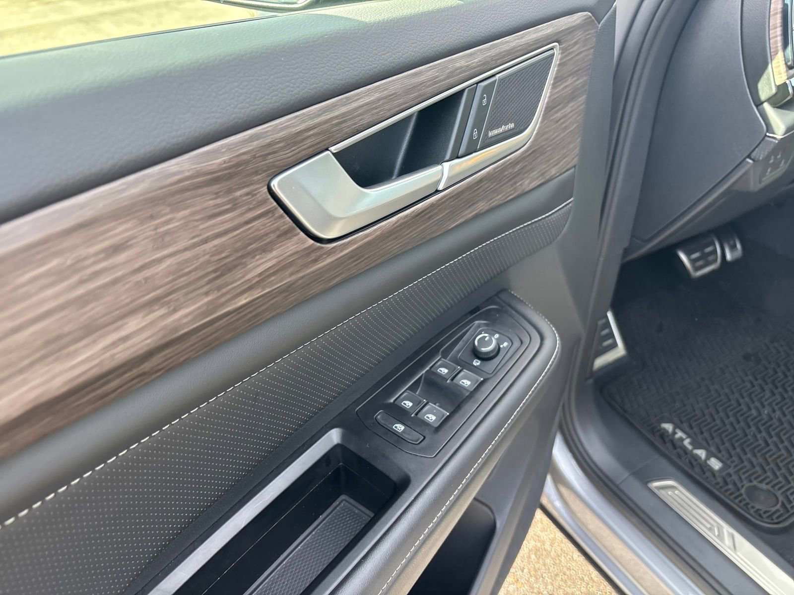 Used 2025 Volkswagen Atlas SEL Premium R-Line image 10
