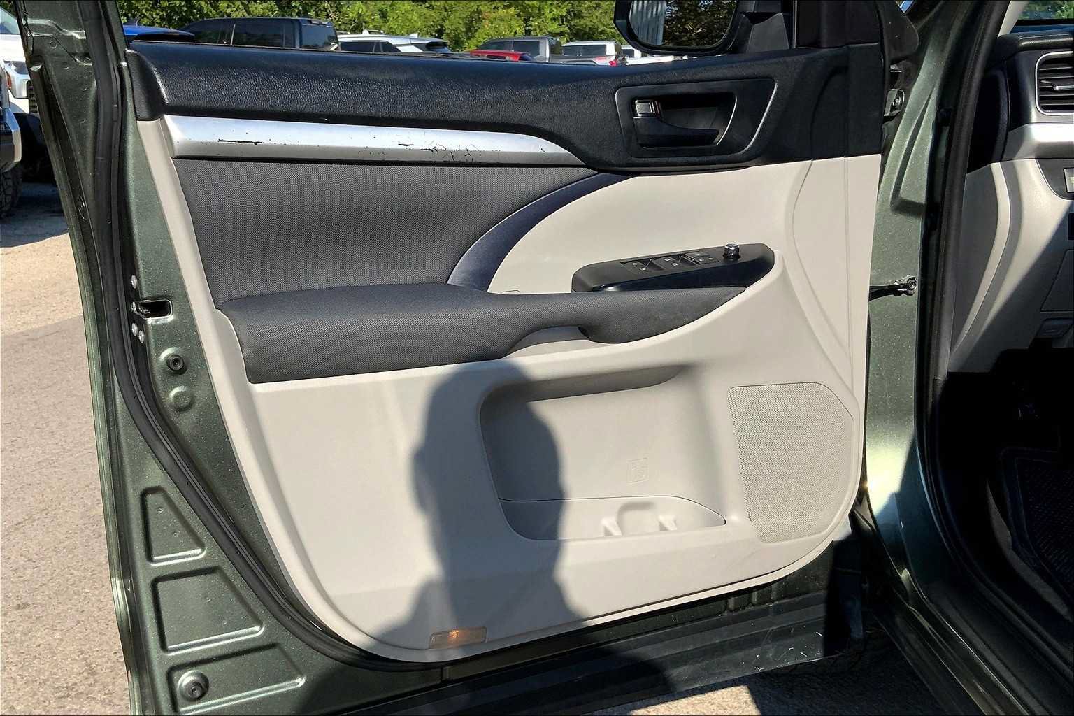 Used 2019 Toyota Highlander LE FWD image 20