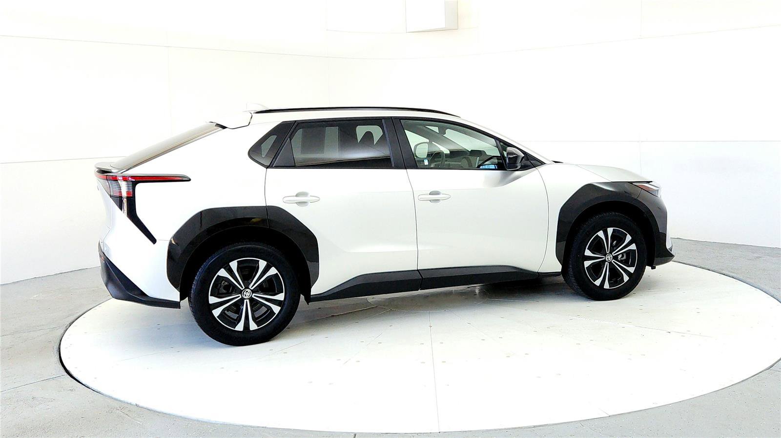 Used 2023 Toyota bZ4X XLE w/ Weather Package image 6