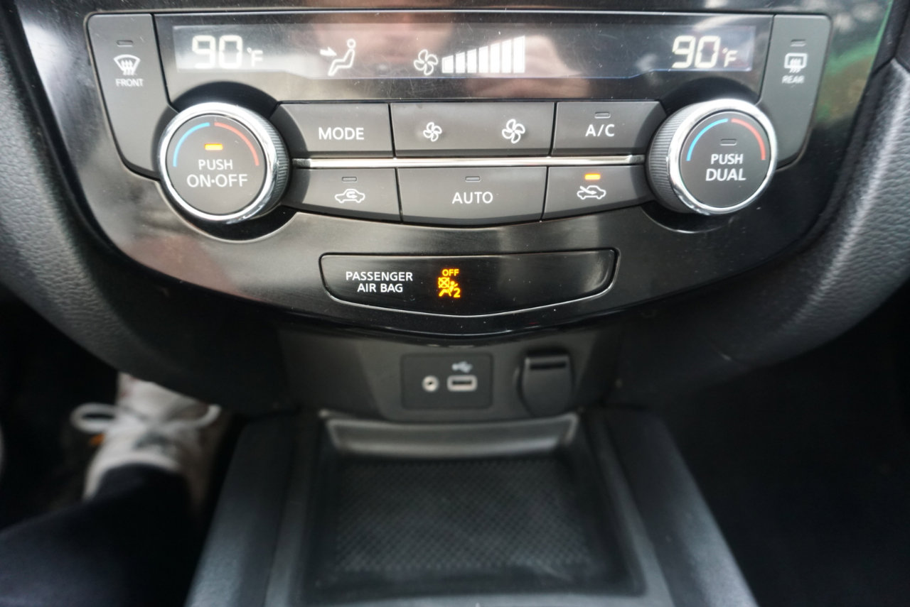 Used 2018 Nissan Rogue SV image 16