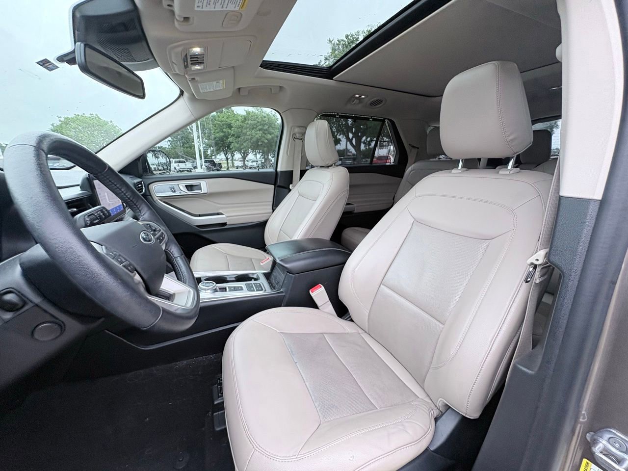 Used 2021 Ford Explorer Limited w/ Equipment Group 301A RWD image 6